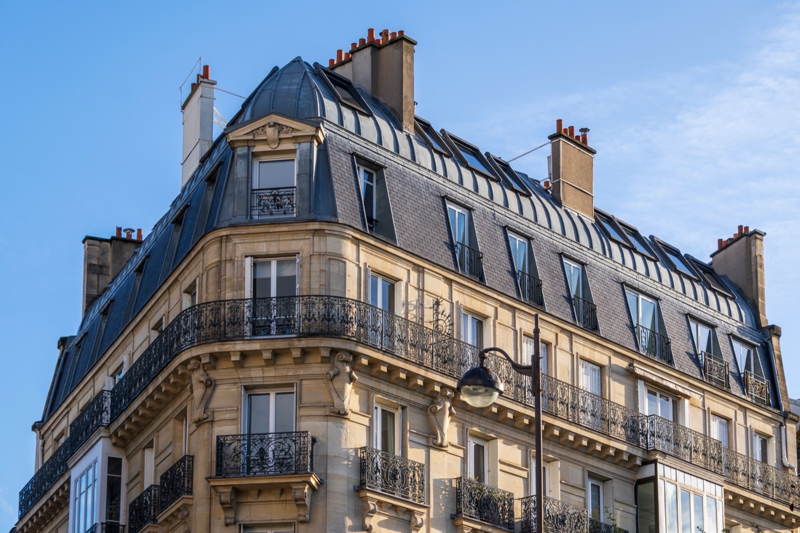 Façade d'un immeuble haussmannien, lumière naturelle